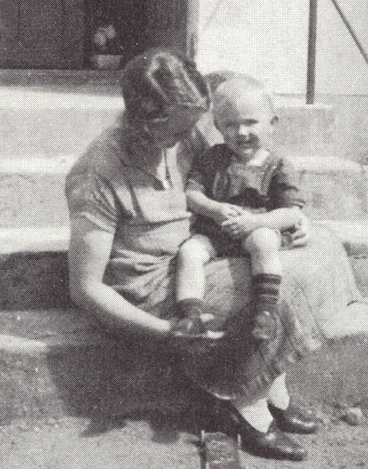 Femme assise sur une marche avec un jeune enfant sur les genoux, Berta Kamprad et son fils Ingvar, vêtements des années 1930.