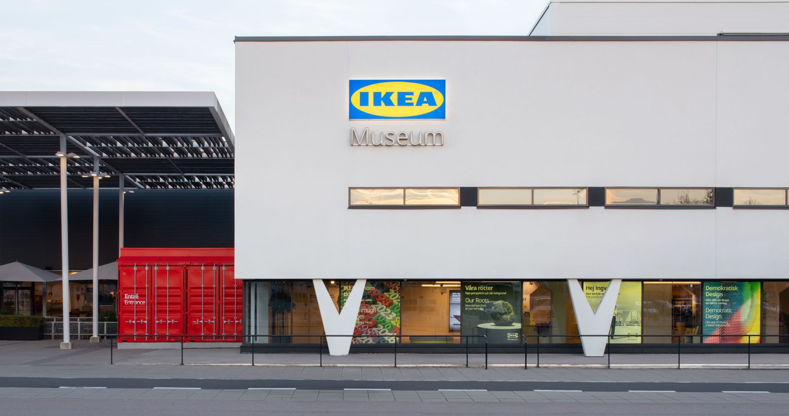 Vit byggnad med rena linjer och v-formade pelare, på skylten på fasaden står det IKEA Museum.