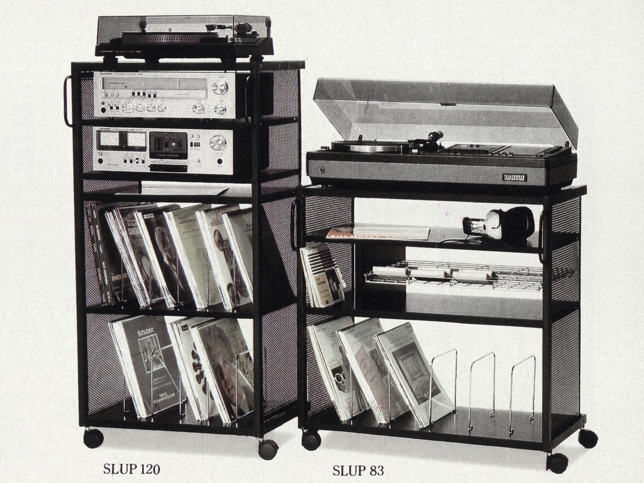 Hög musikmöbel, SLUP, i svart trä med LP-skivor, notböcker, grammofonspelare, förstärkare och kassettbandspelare.